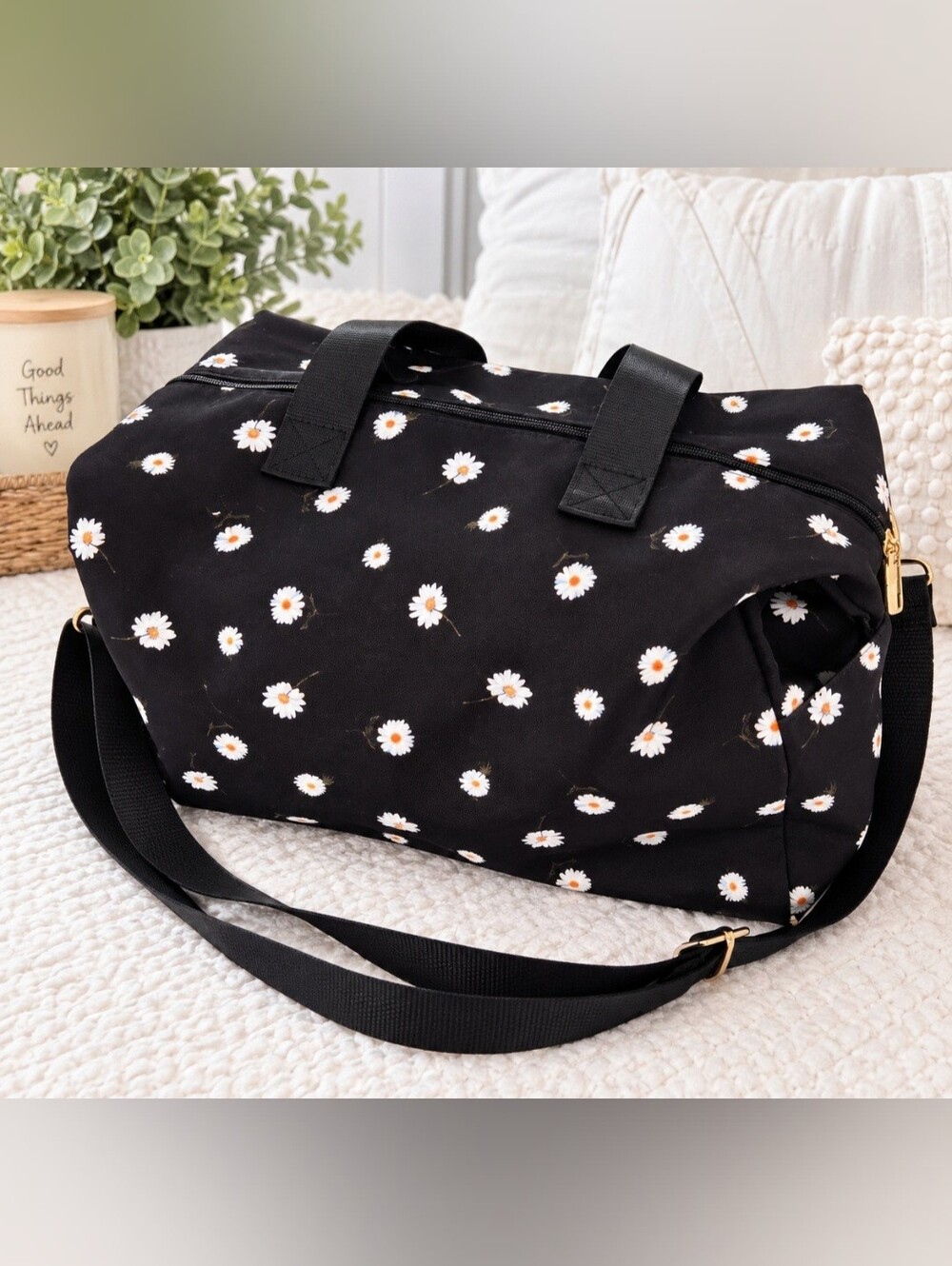🌼 Black Daisy Print Duffle Bag 🌼